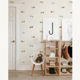 Volpracht Retro Busjes behang voor jongenskamer en babykamer beige neutrale kleuren