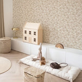 Volpracht bloemen behang voor meisjeskamer en babykamer bloesem beige