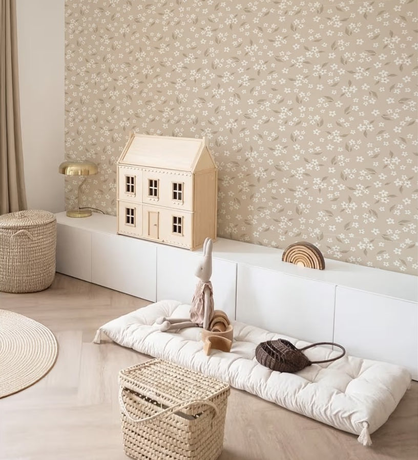 Volpracht bloemen behang voor meisjeskamer en babykamer bloesem beige