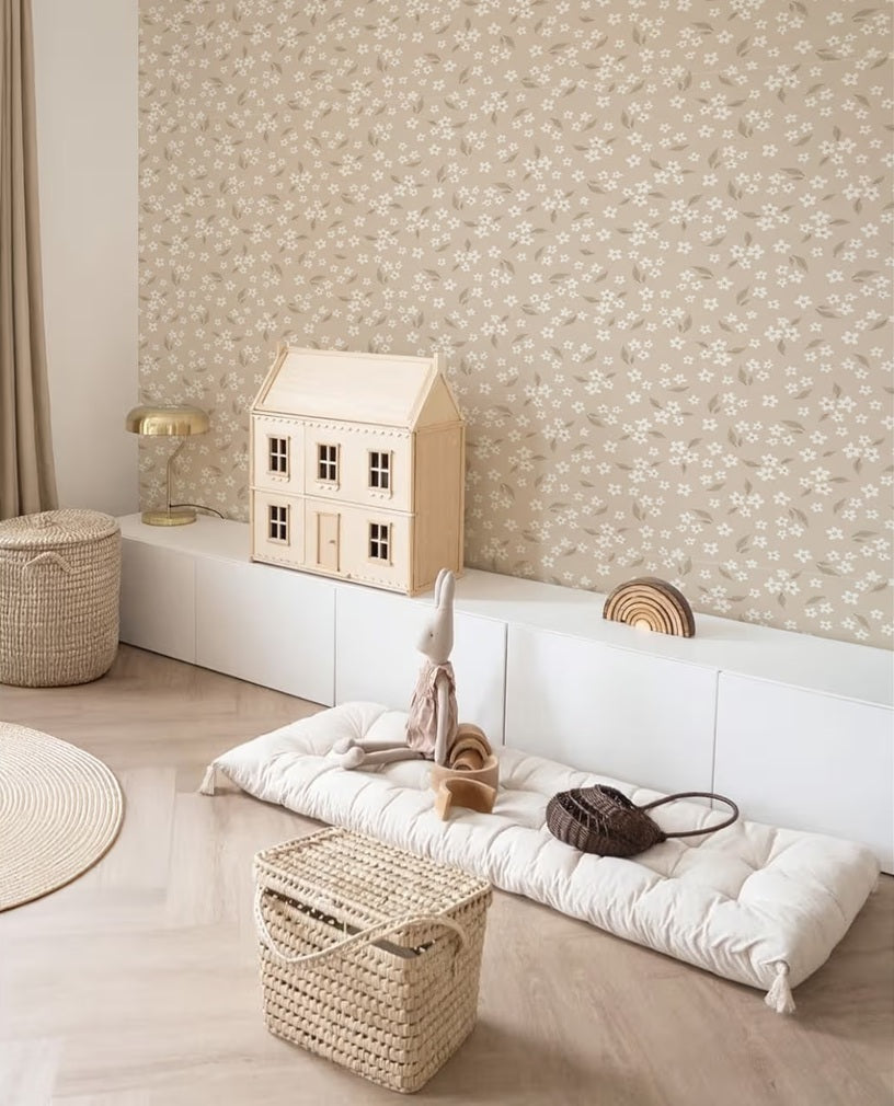 Volpracht bloemen behang voor meisjeskamer en babykamer bloesem beige