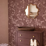 Volpracht vintage botanica mauve bladeren en bloemen behang voor meisjeskamer en babykamer
