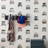 Studio Ditte behang auto's met zilveren accenten lichtgrijs jongenkamer babykamer