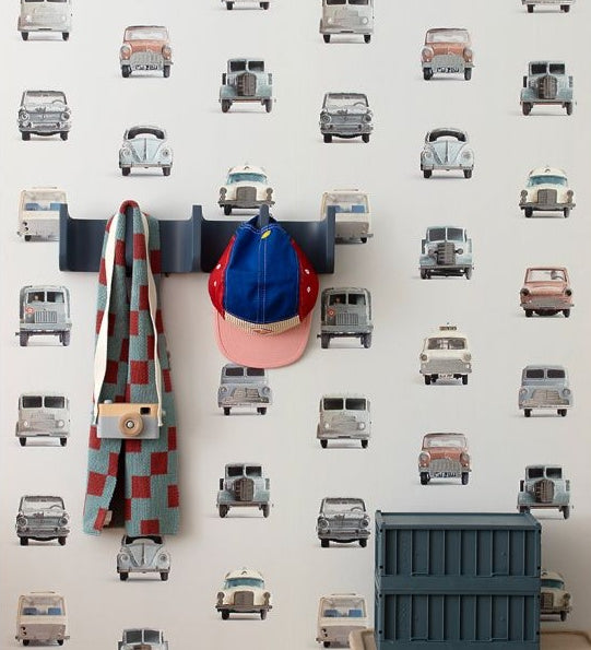 Studio Ditte behang auto's met zilveren accenten lichtgrijs jongenkamer babykamer