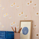 Studio Ditte behang kinderkamer bloemen behang kamille poederroze met goud