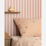 Strepen behang voor kinderkamer lintjes behang studio ditte meisjeskamer babykamer blush roze