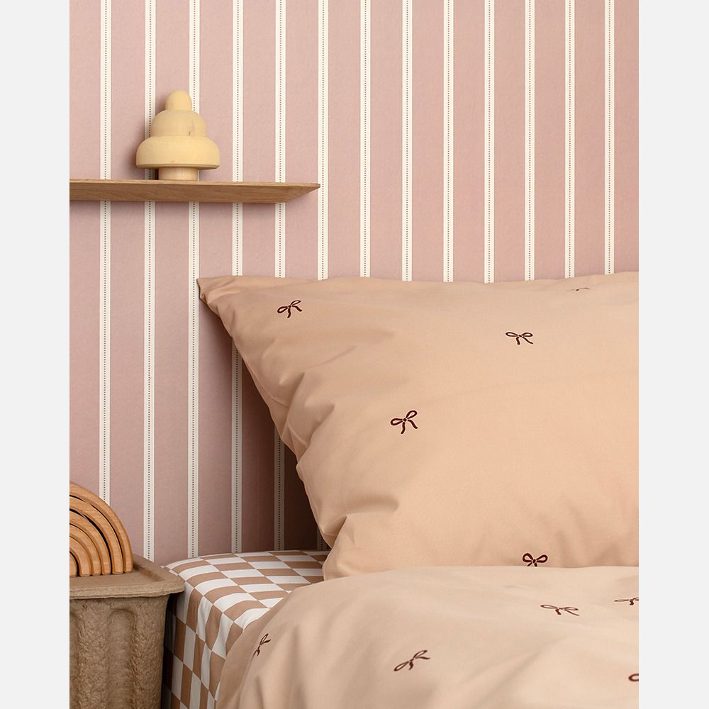 Strepen behang voor kinderkamer lintjes behang studio ditte meisjeskamer babykamer blush roze