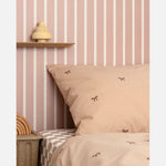 Strepen behang voor kinderkamer lintjes behang studio ditte meisjeskamer babykamer blush roze