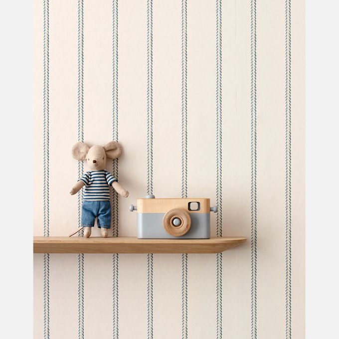 Lintjes Bo Studio Ditte strepen behang met stiksels voor de jongenskamer en babykamer creme met denim blauw