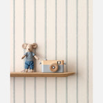 Lintjes Bo Studio Ditte strepen behang met stiksels voor de jongenskamer en babykamer creme met denim blauw