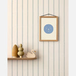 Lintjes Bo Studio Ditte strepen behang met stiksels voor de jongenskamer en babykamer creme met denim blauw
