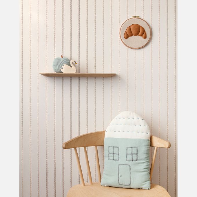 Lintjes Bo Studio Ditte strepen behang met stiksels voor de neutrale kinderkamer meisjeskamer jongenskamer en babykamer creme met karamel