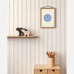 Lintjes Bo Studio Ditte strepen behang met stiksels voor de neutrale kinderkamer meisjeskamer jongenskamer en babykamer creme met karamel