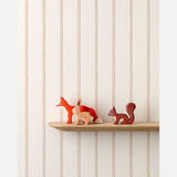 Lintjes Bo Studio Ditte strepen behang met stiksels voor de neutrale kinderkamer meisjeskamer jongenskamer en babykamer creme met karamel