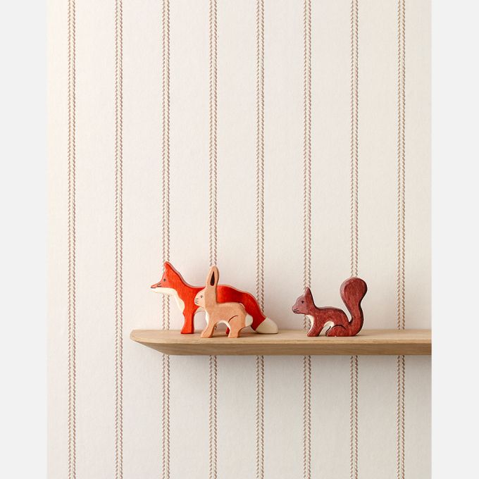 Lintjes Bo Studio Ditte strepen behang met stiksels voor de neutrale kinderkamer meisjeskamer jongenskamer en babykamer creme met karamel