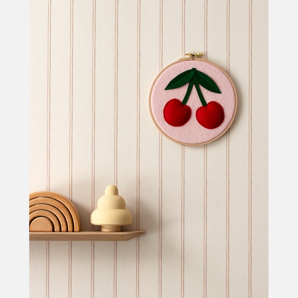 Lintjes Bo Studio Ditte strepen behang met stiksels voor de kinderkamer meisjeskamer en babykamer creme met roze