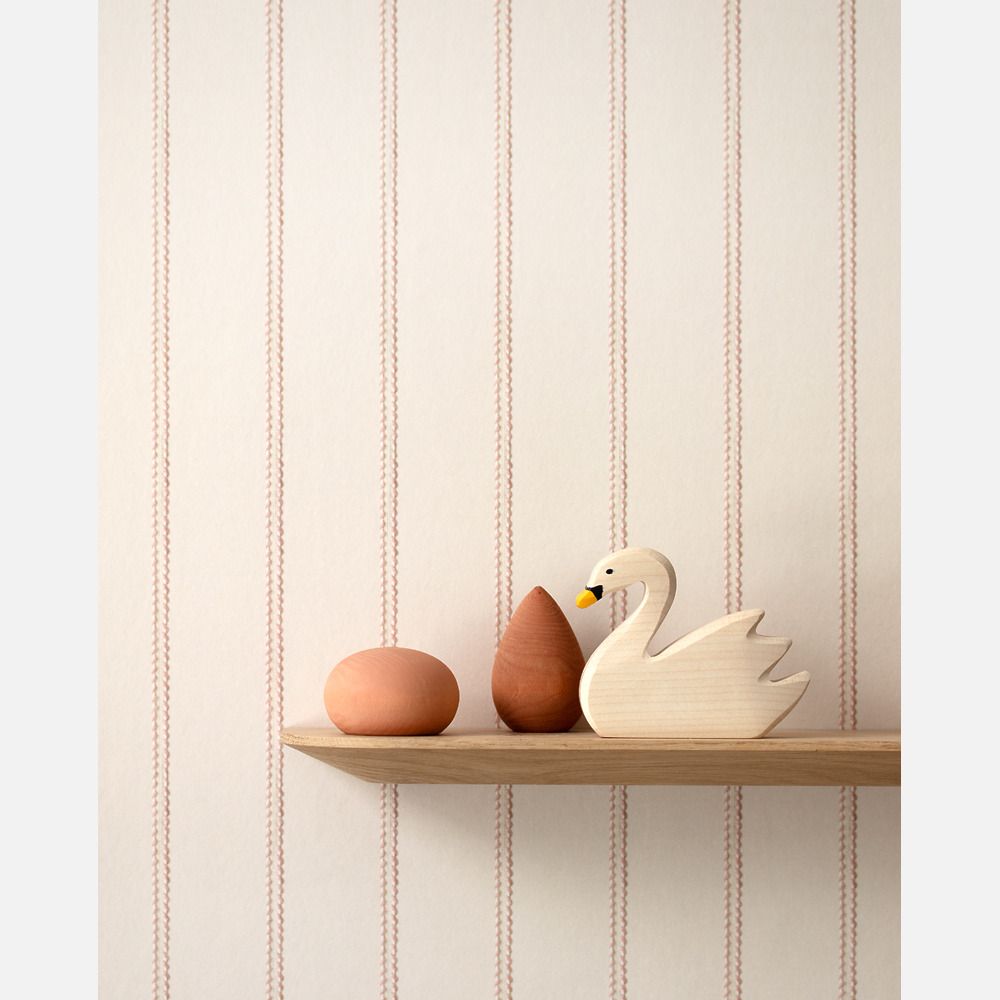 Lintjes Bo Studio Ditte strepen behang met stiksels voor de kinderkamer meisjeskamer en babykamer creme met roze