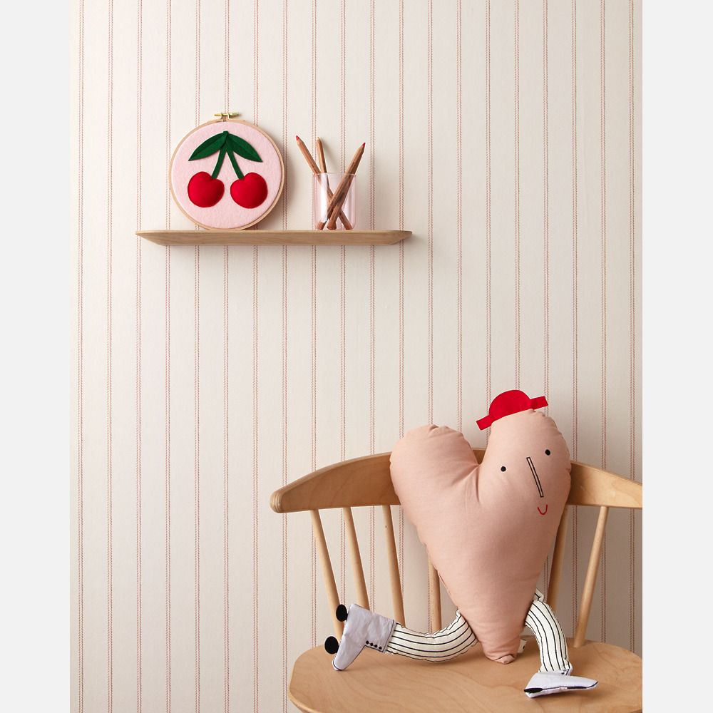 Lintjes Bo Studio Ditte strepen behang met stiksels voor de kinderkamer meisjeskamer en babykamer creme met roze