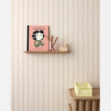 Lintjes Bo Studio Ditte strepen behang met stiksels voor de kinderkamer meisjeskamer en babykamer creme met roze