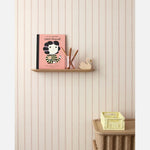 Lintjes Bo Studio Ditte strepen behang met stiksels voor de kinderkamer meisjeskamer en babykamer creme met roze