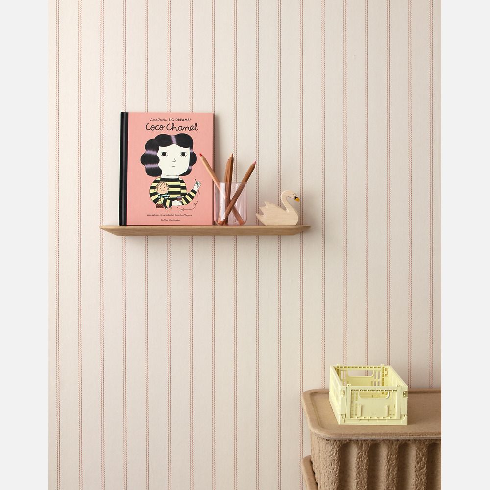 Lintjes Bo Studio Ditte strepen behang met stiksels voor de kinderkamer meisjeskamer en babykamer creme met roze