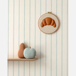 Lintjes Bo Studio Ditte strepen behang met stiksels voor de neutrale kinderkamer meisjeskamer jongenskamer en babykamer creme met lichtblauw