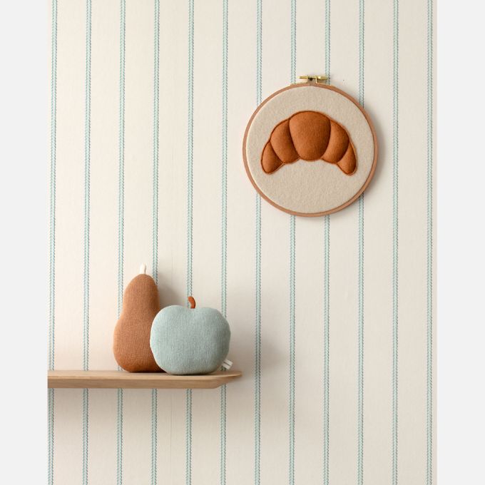 Lintjes Bo Studio Ditte strepen behang met stiksels voor de neutrale kinderkamer meisjeskamer jongenskamer en babykamer creme met lichtblauw