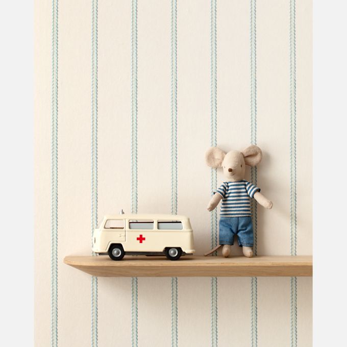 Lintjes Bo Studio Ditte strepen behang met stiksels voor de neutrale kinderkamer meisjeskamer jongenskamer en babykamer creme met lichtblauw