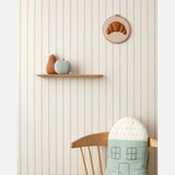Lintjes Bo Studio Ditte strepen behang met stiksels voor de neutrale kinderkamer meisjeskamer jongenskamer en babykamer creme met lichtblauw