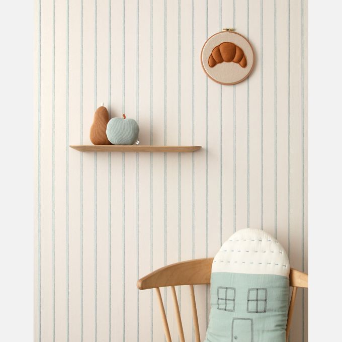 Lintjes Bo Studio Ditte strepen behang met stiksels voor de neutrale kinderkamer meisjeskamer jongenskamer en babykamer creme met lichtblauw