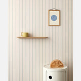 Lintjes Bo Studio Ditte strepen behang met stiksels voor de neutrale kinderkamer meisjeskamer jongenskamer en babykamer creme met lichtblauw