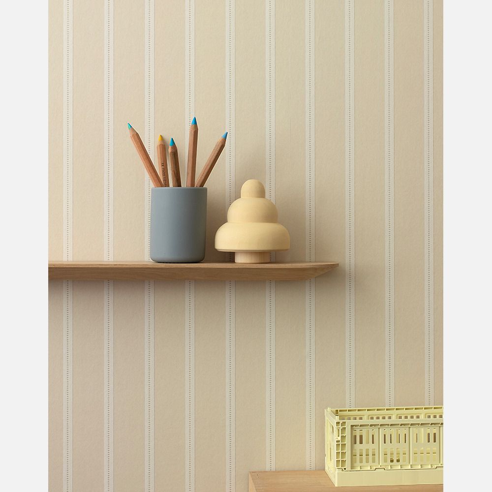 Strepen behang voor kinderkamer lintjes behang studio ditte meisjeskamer jongenskamer babykamer neutrale kinderkamer boter lichtgeel