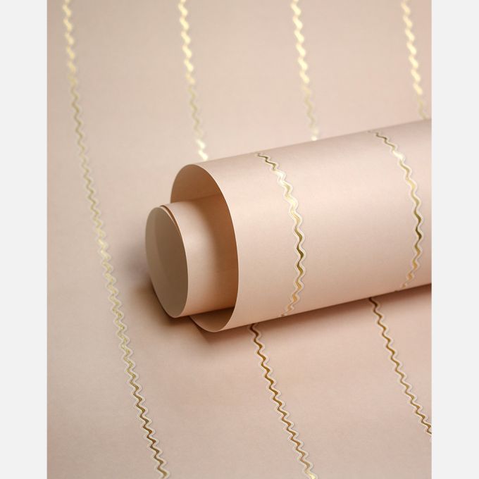 Studio Ditte Lintjes behang strepen behang kinderkamer golven poederroze met gouden strepen
