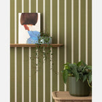 Strepen behang voor kinderkamer lintjes behang studio ditte meisjeskamer jongenskamer babykamer neutrale kinderkamer olijfgroen