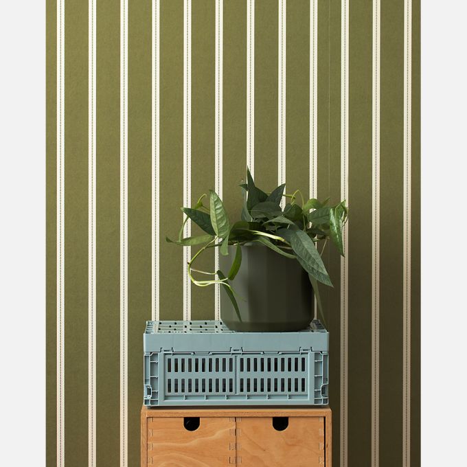 Strepen behang voor kinderkamer lintjes behang studio ditte meisjeskamer jongenskamer babykamer neutrale kinderkamer olijfgroen