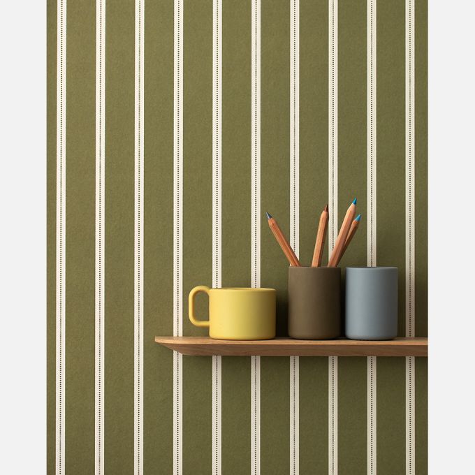 Strepen behang voor kinderkamer lintjes behang studio ditte meisjeskamer jongenskamer babykamer neutrale kinderkamer olijfgroen