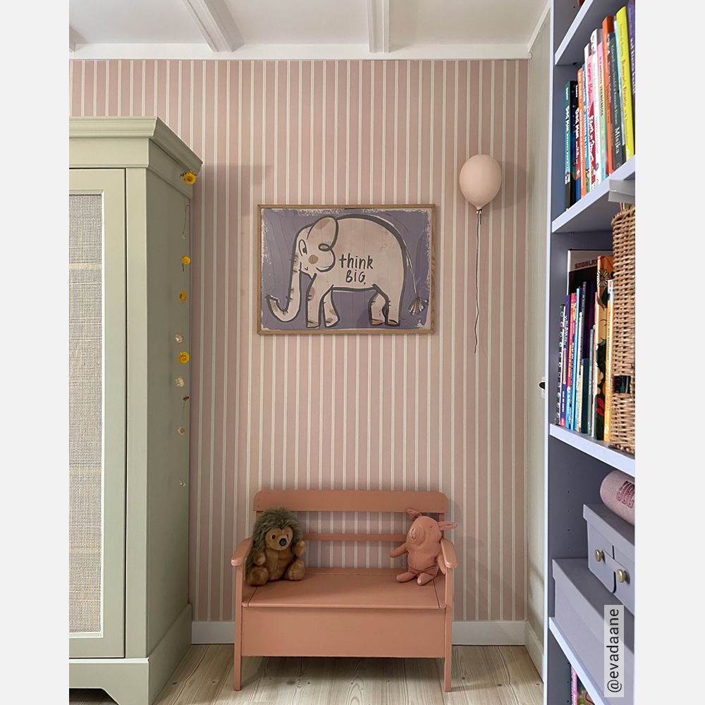 Studio Ditte Lintjes strepen behang voor de kinderkamer en babykamer oudroze
