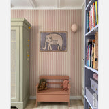 Studio Ditte Lintjes strepen behang voor de kinderkamer en babykamer oudroze

