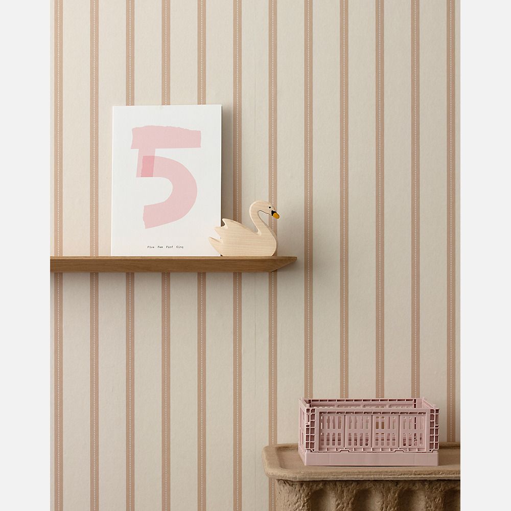 Strepen behang voor kinderkamer lintjes behang studio ditte meisjeskamer jongenskamer babykamer neutrale kinderkamer toffee op creme