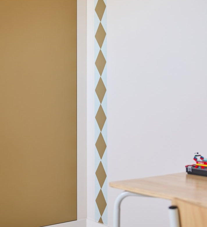 Behangrand kinderkamer bibelotte wieber ruit lucht toffee jongenskamer 