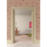 Pebble Bibelotte organisch behang voor de kinderkamer beige met roze