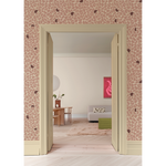 Pebble Bibelotte organisch behang voor de kinderkamer beige met roze