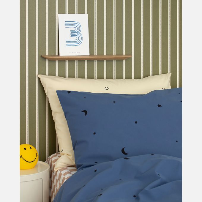 Strepen behang voor kinderkamer lintjes behang studio ditte meisjeskamer jongenskamer babykamer neutrale kinderkamer olijfgroen