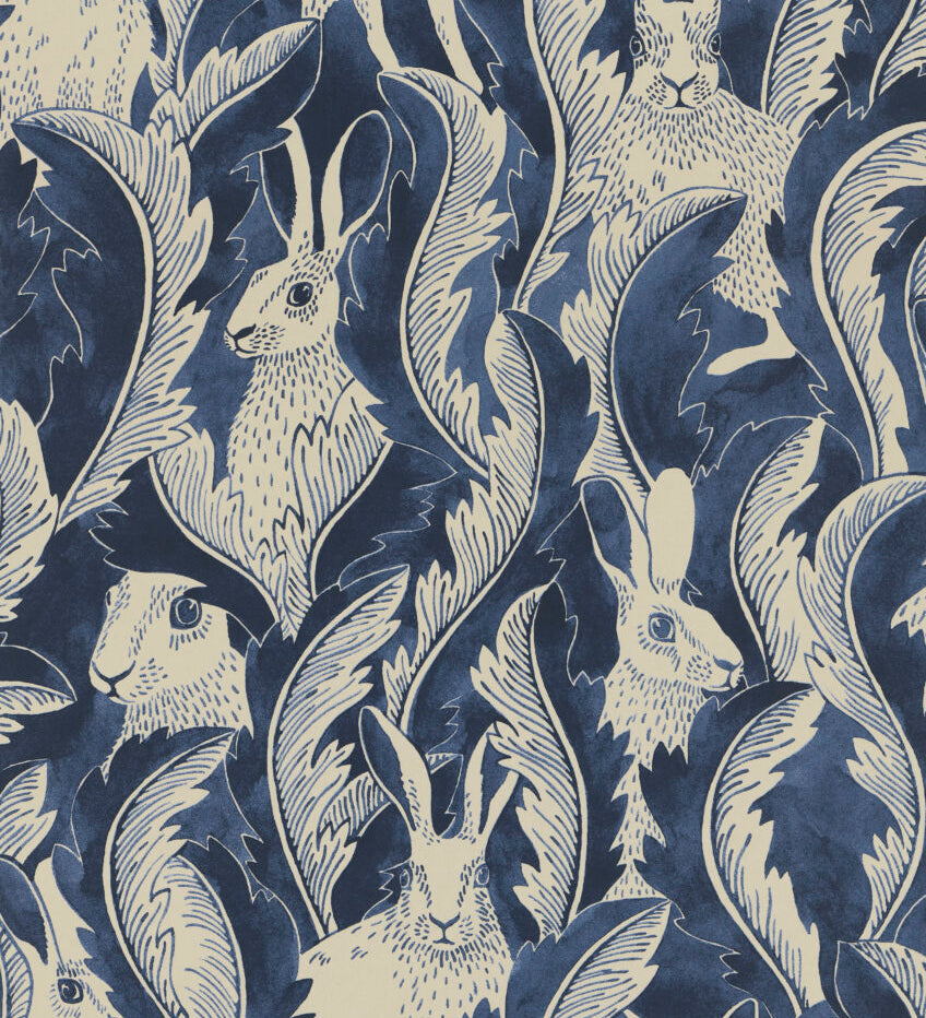 Langelid von Bromssen Hares in hiding hazen bosdieren behang blauw voor de kinderkamer