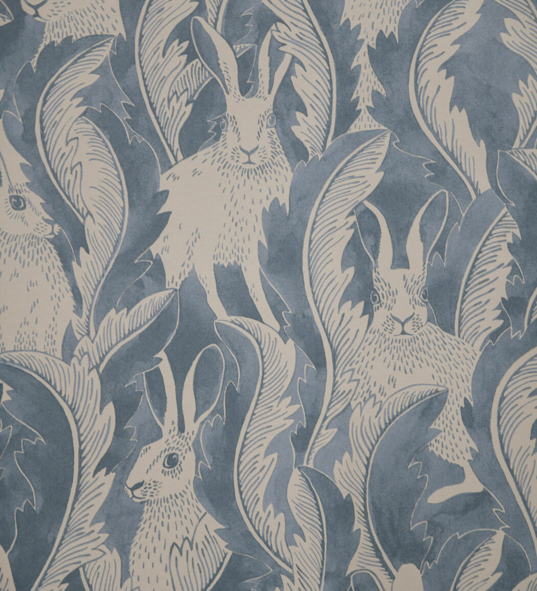 Hares in hiding behang van langelid von bromssen kinderkamer blauw