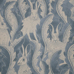 Hares in hiding behang van langelid von bromssen kinderkamer blauw