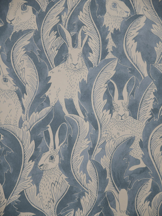 Hares in hiding behang van langelid von bromssen kinderkamer blauw