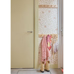 Pebble Bibelotte organisch behang voor de kinderkamer beige met roze