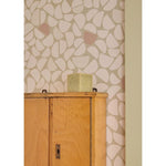 Pebble Bibelotte organisch behang voor de kinderkamer beige met roze