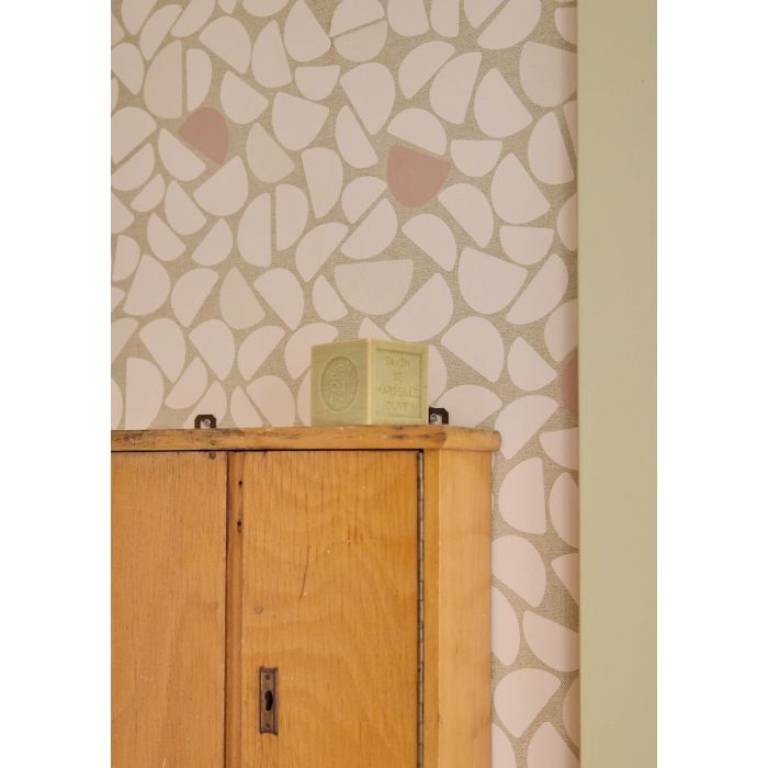 Pebble Bibelotte organisch behang voor de kinderkamer beige met roze