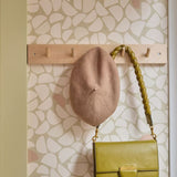 Pebble Bibelotte organisch behang voor de kinderkamer beige met roze